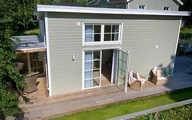 Strandnaera, Pergola, P-Plats I Hoellviken
